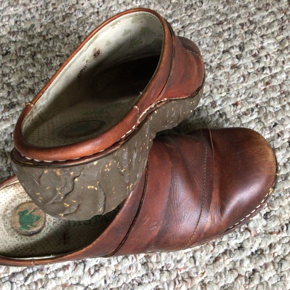 El Naturalista Leather Clogs - Picture 2 of 7
